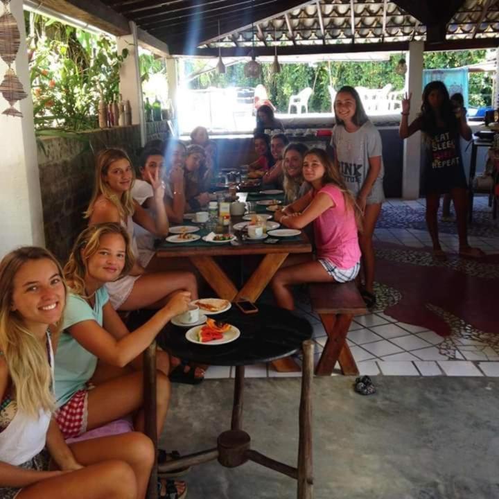 Novos Baianos Hostel E Pousada Porto Seguro Exterior foto Foreign tourists in Mirissa
