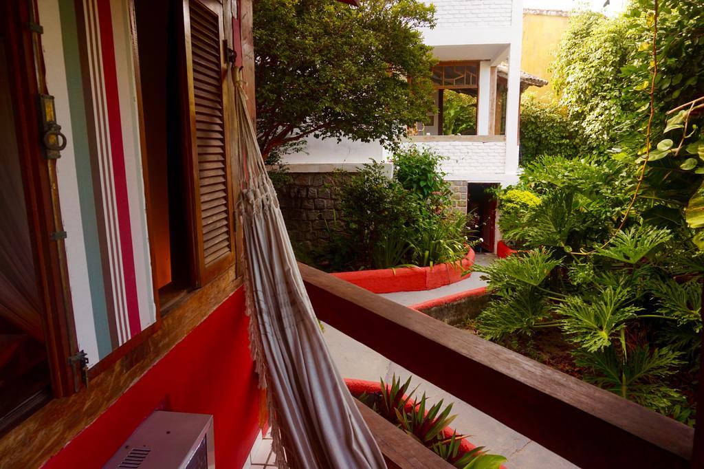 Novos Baianos Hostel E Pousada Porto Seguro Exterior foto A hammock in a hotel in Tulum, Mexico